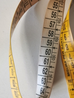 Mètre ruban avec graduations pour mesurer la surface habitable loi Boutin