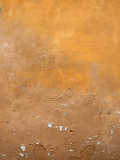 Mur ancien à enduit écaillé ocre et jaune, typique du repérage plomb avant travaux
