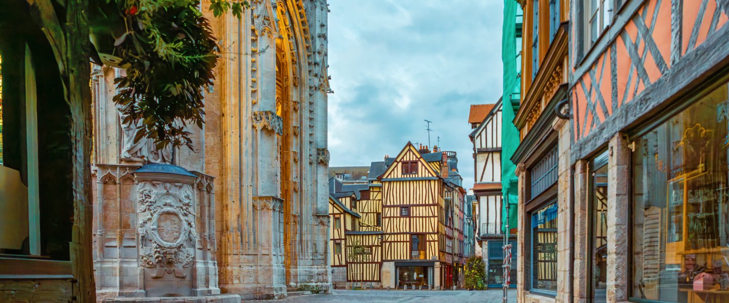 Rue historique avec cathédrale gothique et maisons à colombages dans une ville européenne