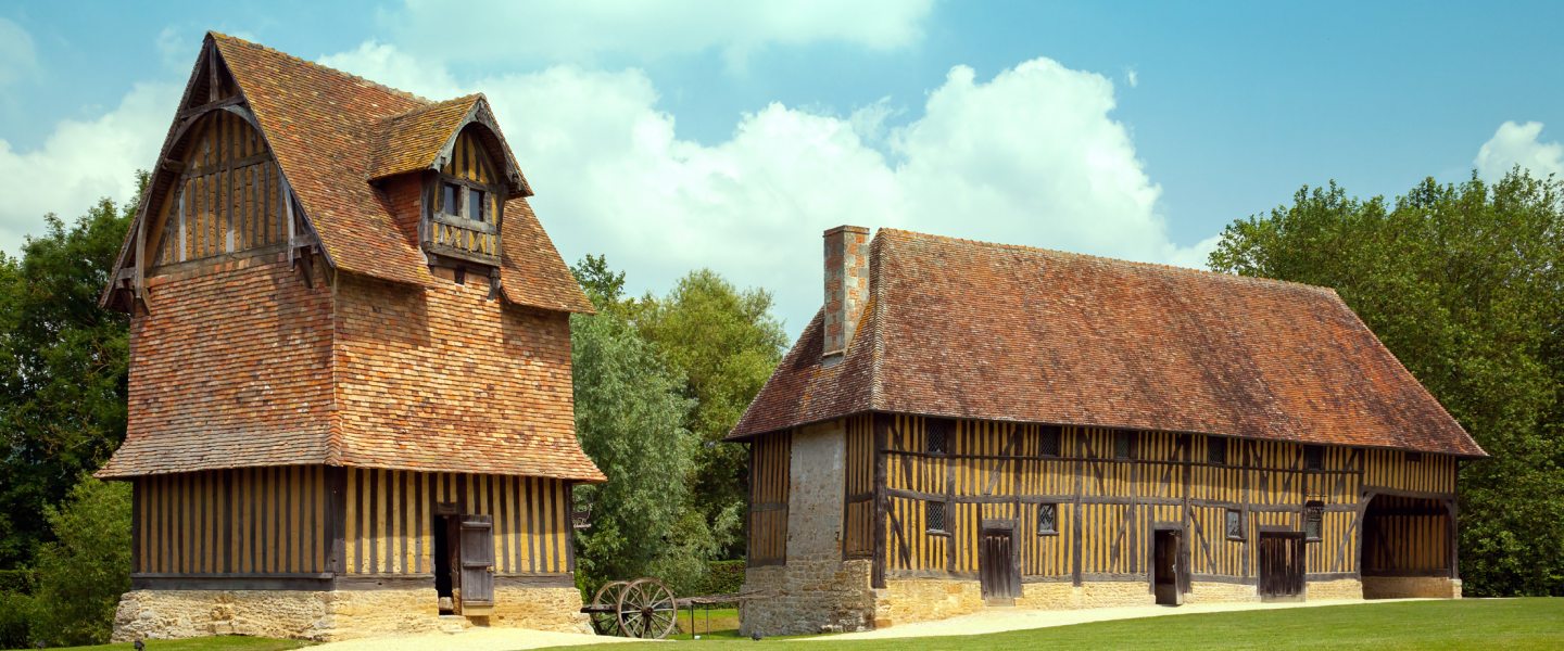 Bâtiments traditionnels à colombages dans un cadre verdoyant et historique